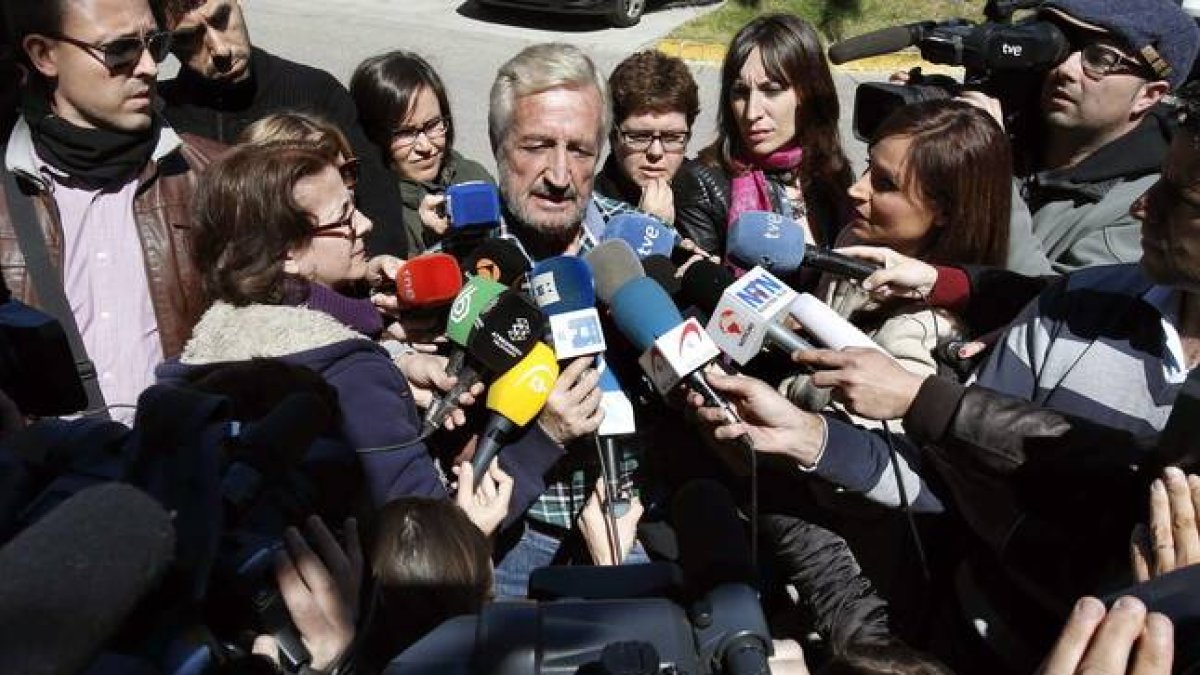 Juan Pardo, el hombre que perdió a su hija, a su nieta y a su primera mujer, atiende a los medios de comunicación a su salida del Hotel Rey Don Jaime de Castelldefels.