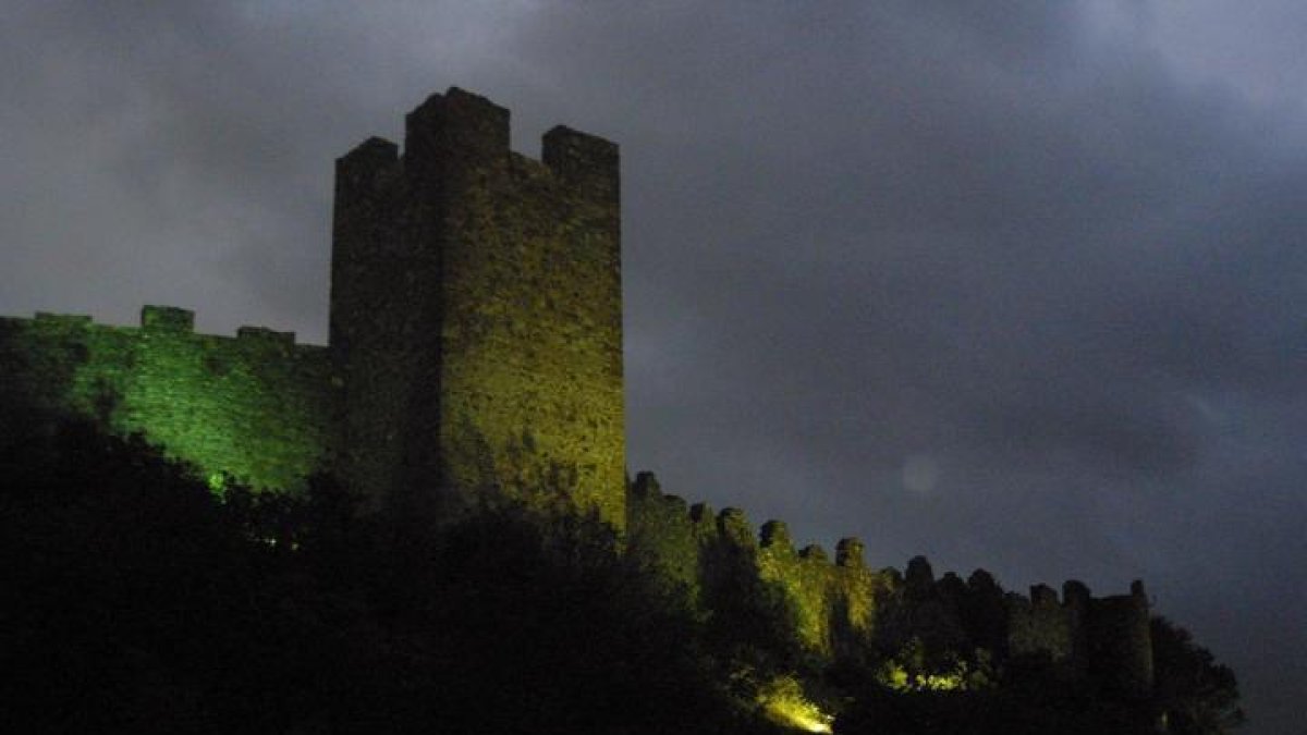 Vista nocturna del Castillo de Cornatel