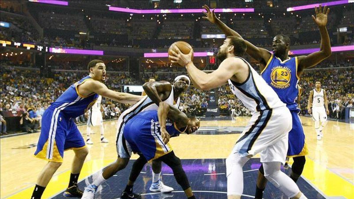 Marc Gasol, de Memphis Grizzlies (2d), impulsa a la canasta de Golden State Warriors.