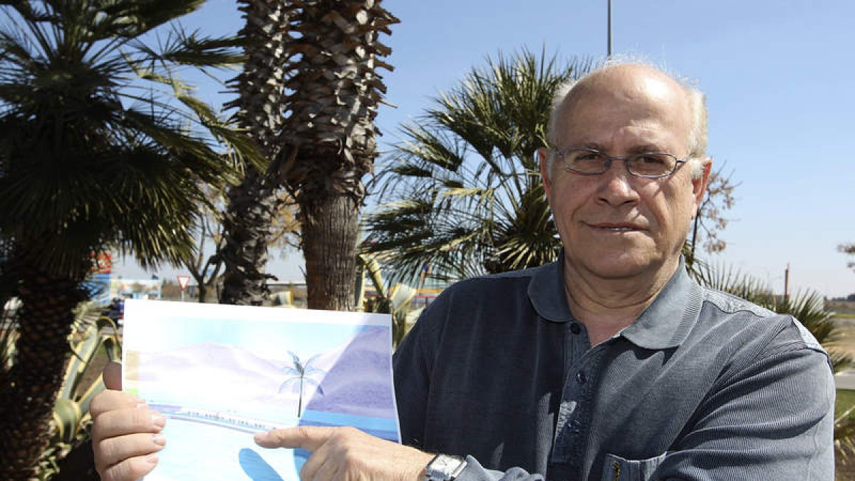 Antonio Ibáñez de Alba muestra el diseño de su invento. MARIANO CIEZA MORENO