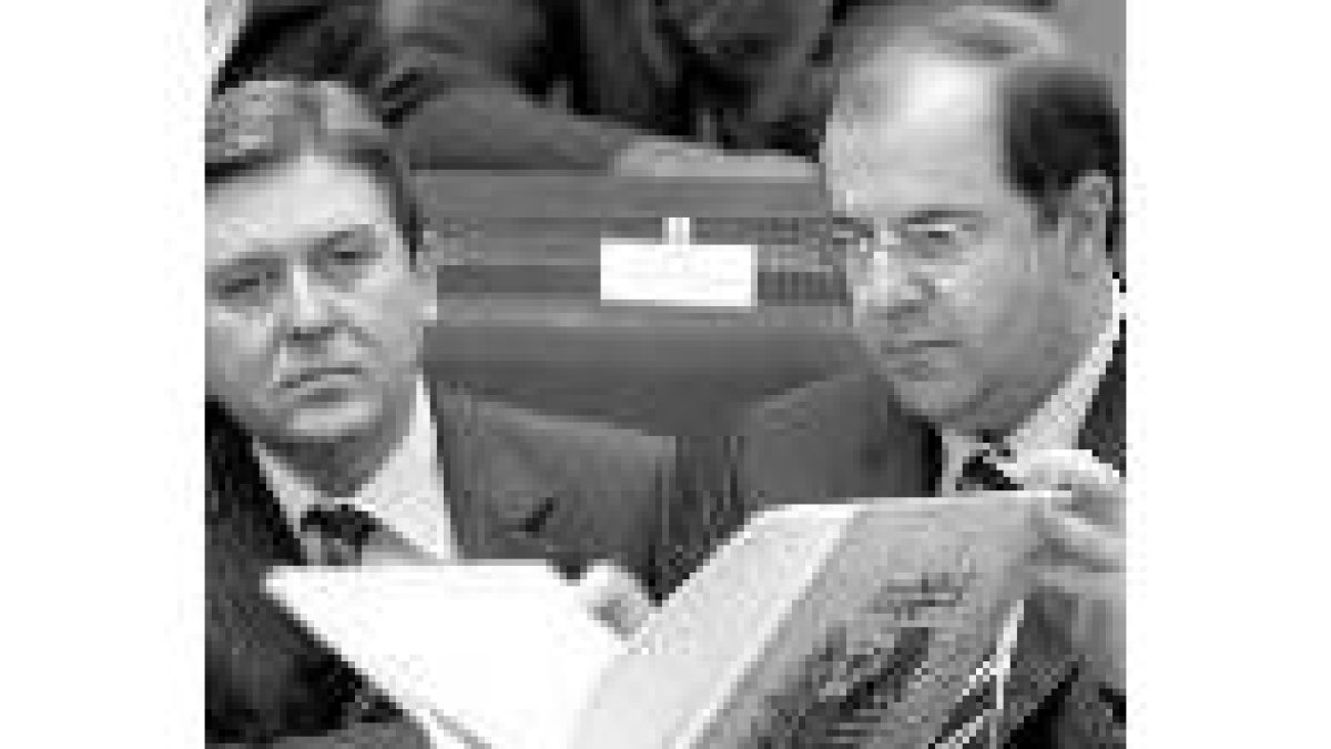 El presidente de la autonomía observa un ejemplar de la Carta Magna
