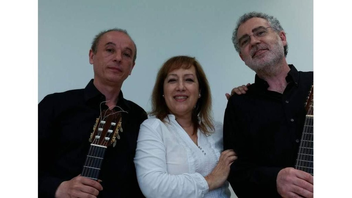 Juan J. Collado (guitarra), Cordero (voz) y Fidel Corral (laúd).