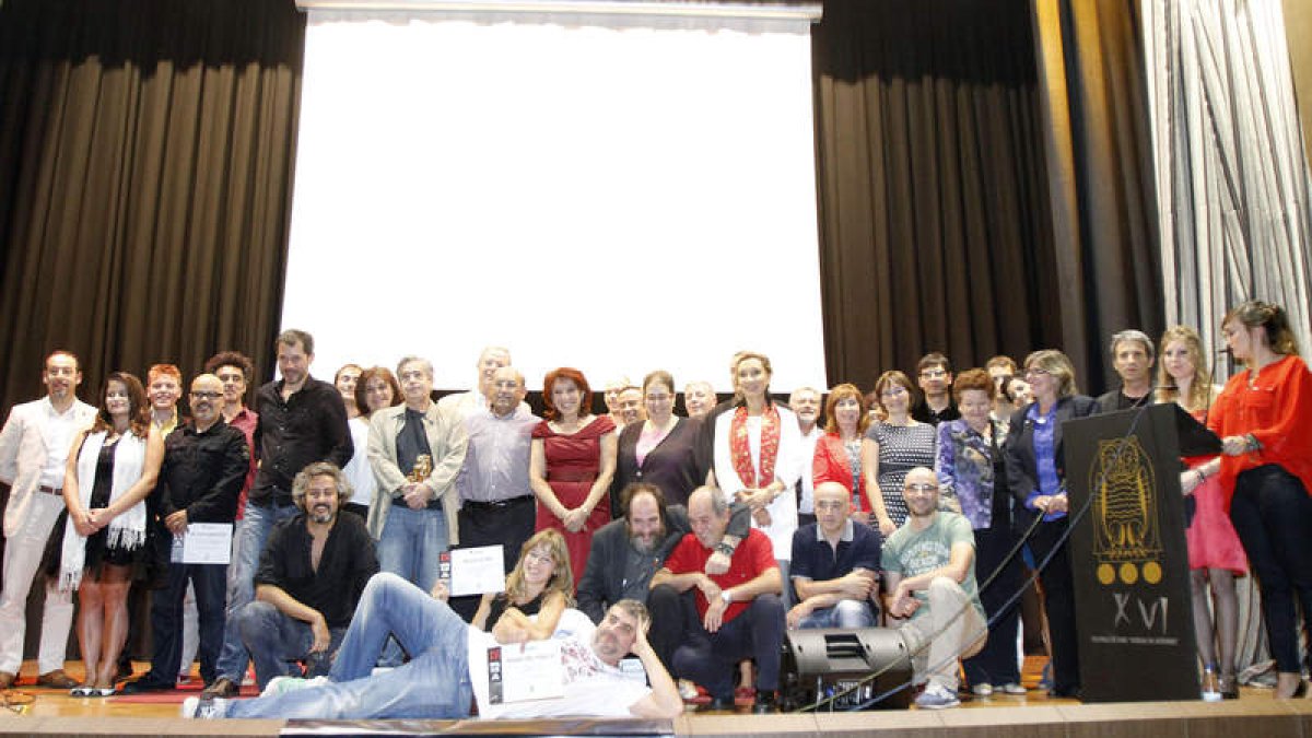 Imagen de familia con los galardonados, organizadores y representantes de instituciones colaboradoras en el festival.