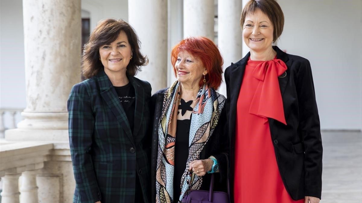 Carmen Calvo, con laa rectora de la Universitat de Valencia, Mavi Mestre, y la jurista Julia Sevilla, premiada con la medalla de la institución