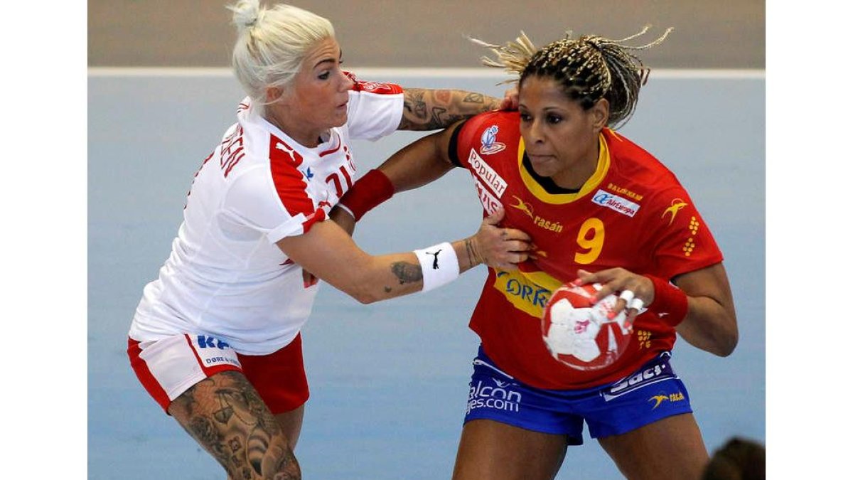 La canaria Marta Mangué volvió a ejercer de directora del juego de las Guerreras.