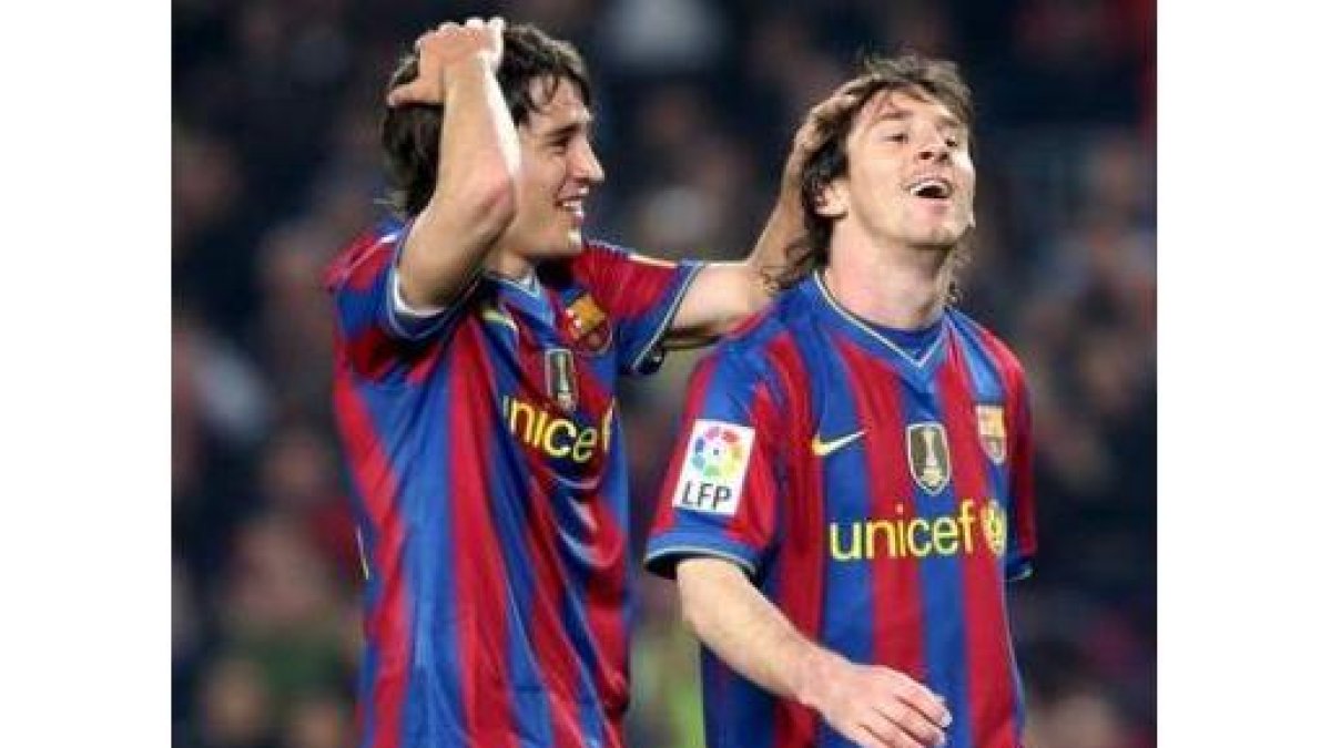Bojan y Messi celebran el triunfo del Barça ante el Deportivo en el Camp Nou.