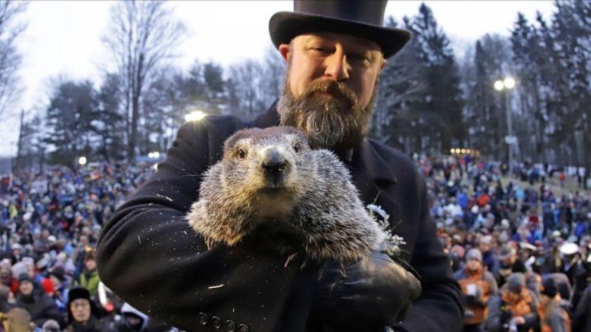 Al Dereume sostiene a la marmota Phil.