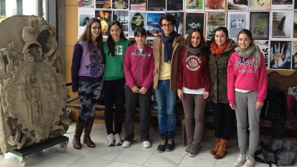 Los siete estudiantes distinguidos. La tercera por la derecha, la mejor de toda la Comunidad.