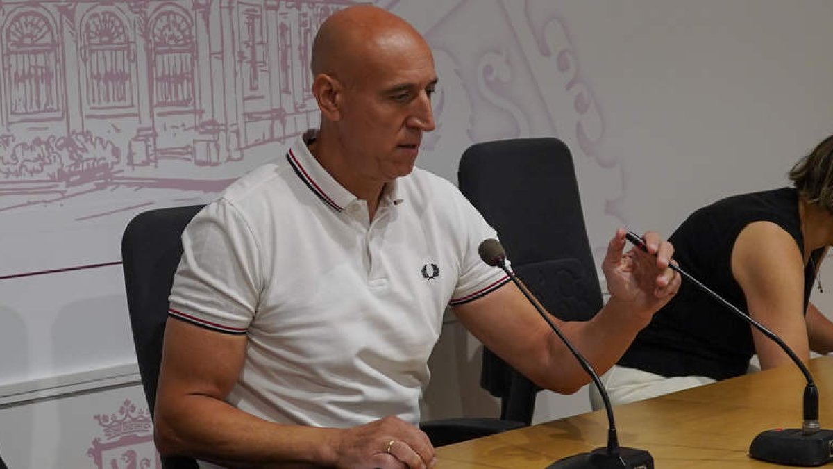 Diez convocó ayer para hablar del AVE pero acabó por responder sobre la polémica. MIGUEL F. B.