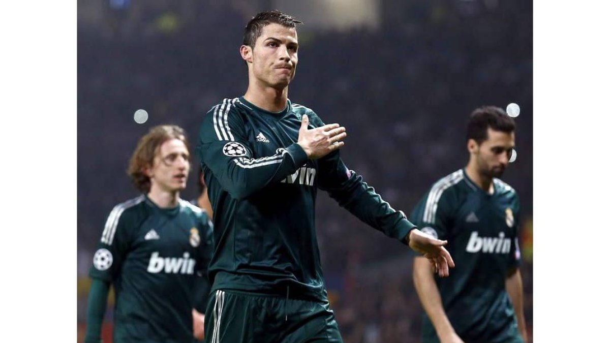 Cristiano Ronaldo, que no celebró su gol, se despide dolido de la afición de Old Trafford.