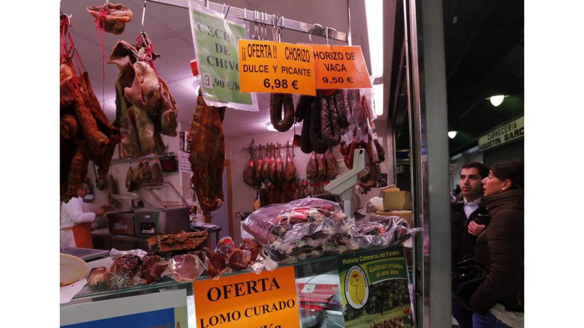 Puesto de embutido en el Mercado del Conde. RAMIRO