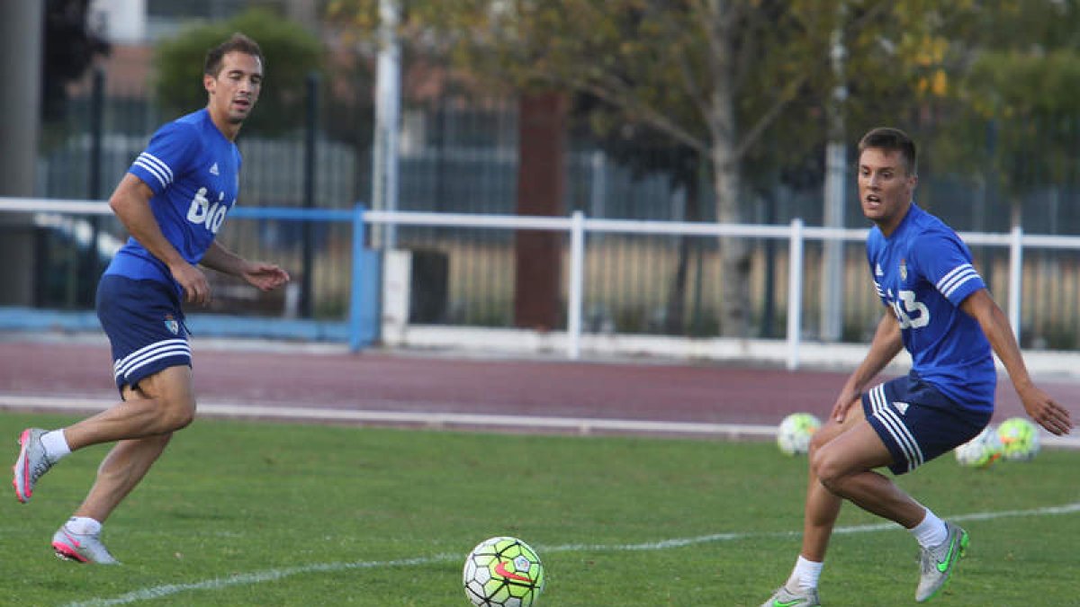 Adán Gurdiel, a la derecha, vuelve a la formación titular de la Ponferradina después de firmar su renovación.