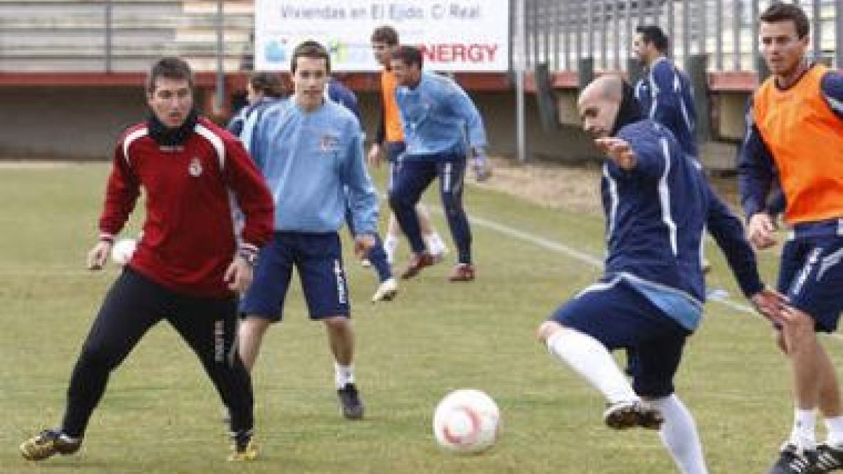 La plantilla de la Cultural prepara con intensidad el trascendental partido frente a La Muela.