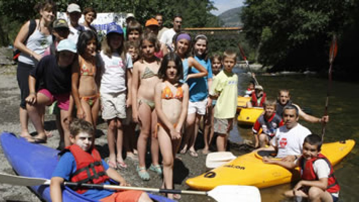 Los niños de un campamento cercano se acercaron hasta el Sil para participar en la jornada reivindic