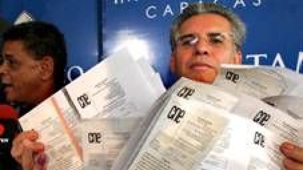 Enrique Naime, portavoz de la Coordinadora Democrática, el día del referéndum contra Chávez