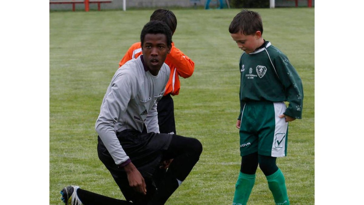 El árbitro de fútbol leonés siempre se ha caracterizado por su ayuda a los niños que comienzan. DL