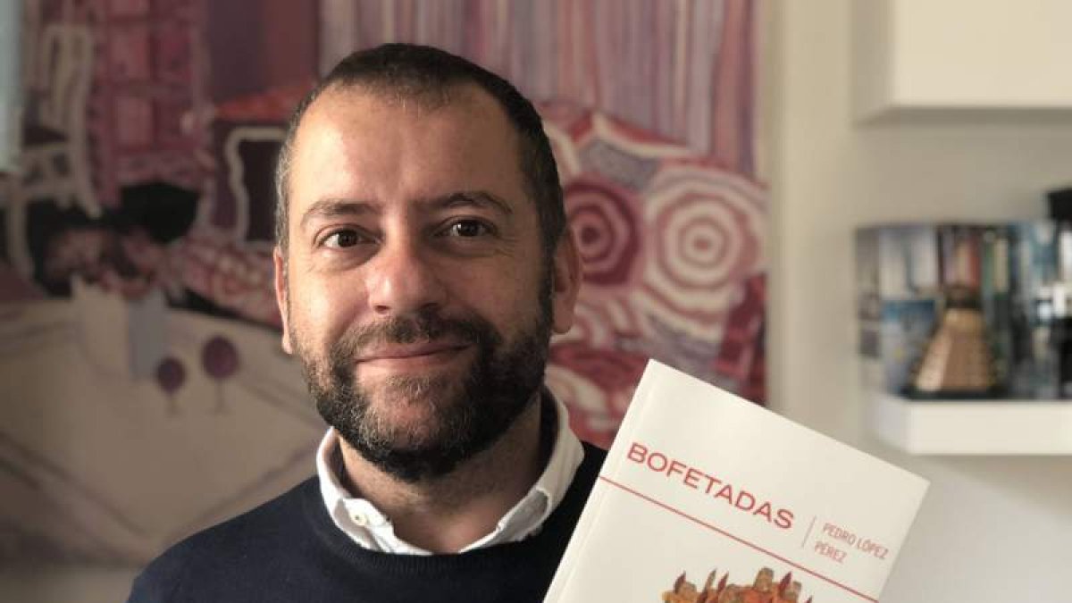 Pedro López Pérez con su libro ‘Bofetadas’. DL