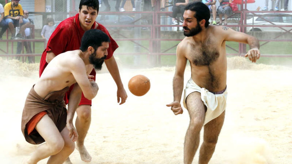 Un instante en el partido de ‘harpastum’, un antepasado del fútbol actual. MARCIANO PÉREZ