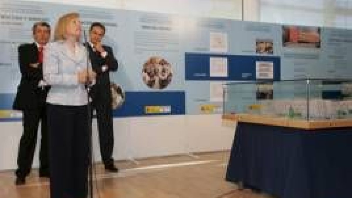 Miguel Martínez, José Luis Rodríguez Zapatero y Amparo Valcarce, en la presentación de la maqueta