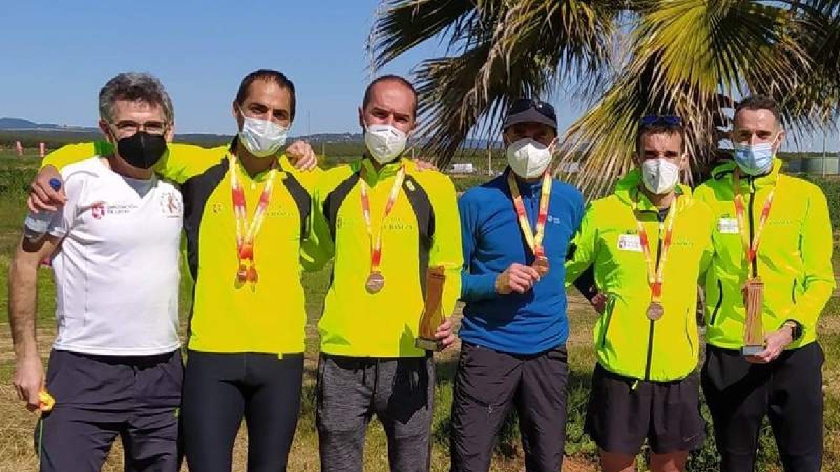 El Atletismo La Bañeza se colgó tres medallas en el Nacional. DL