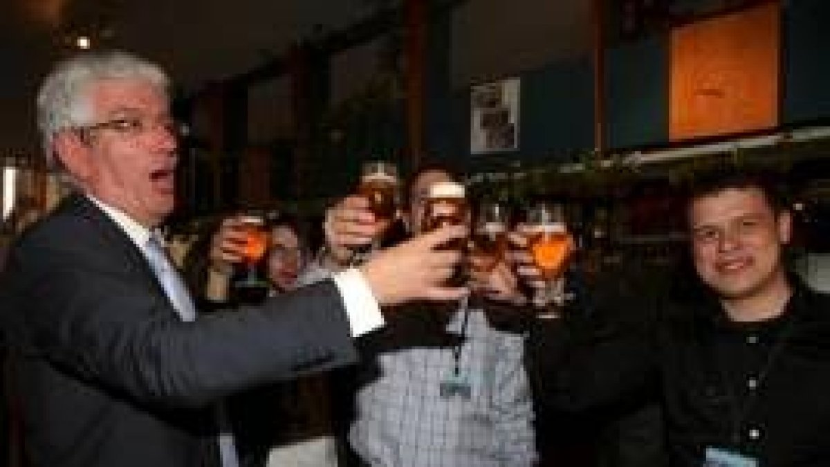 José Ángel Hermida brindó con cerveza con alumnos y su grupo