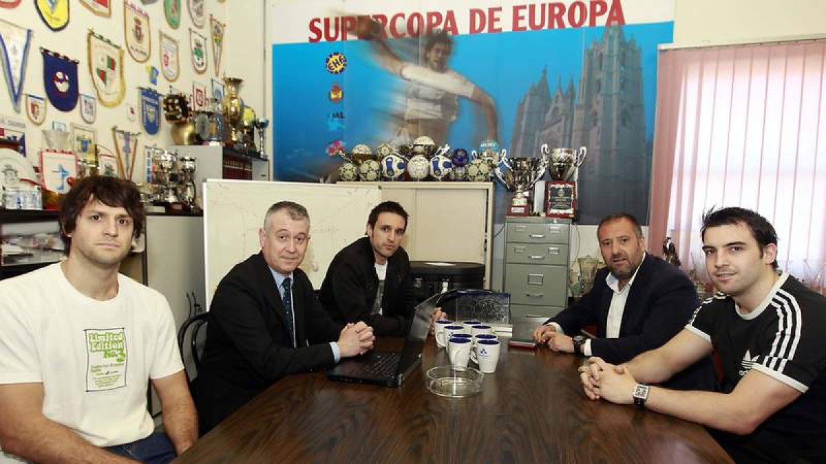 Pollán, junto a los capitanes del Ademar en la temporada pasada, en una de las reuniones para consensuar un plan de pagos.