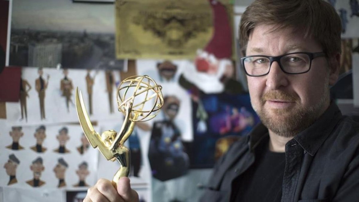 El animador granadino Rodrigo Blaas, con el Premio Emmy que le han concedido como mejor director, por la serie de Netflix 'Trollhunters'.