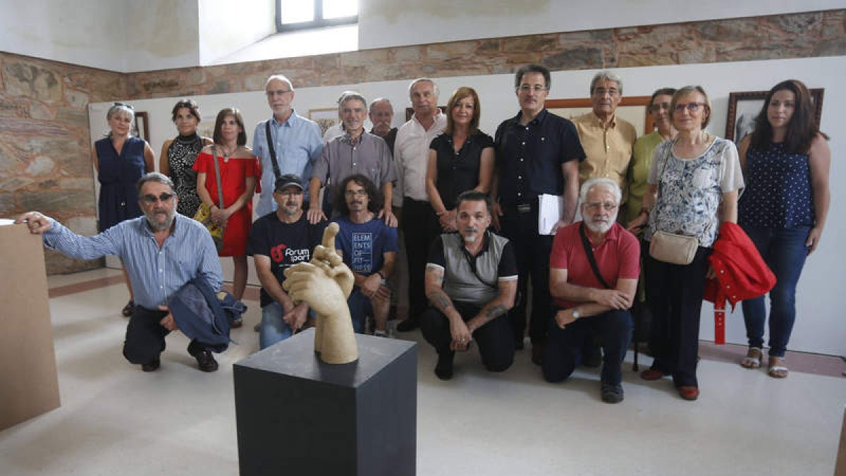 Pintores, escultores y fotógrafos colaboran con la organización de la muestra. JESÚS F. SALVADORES