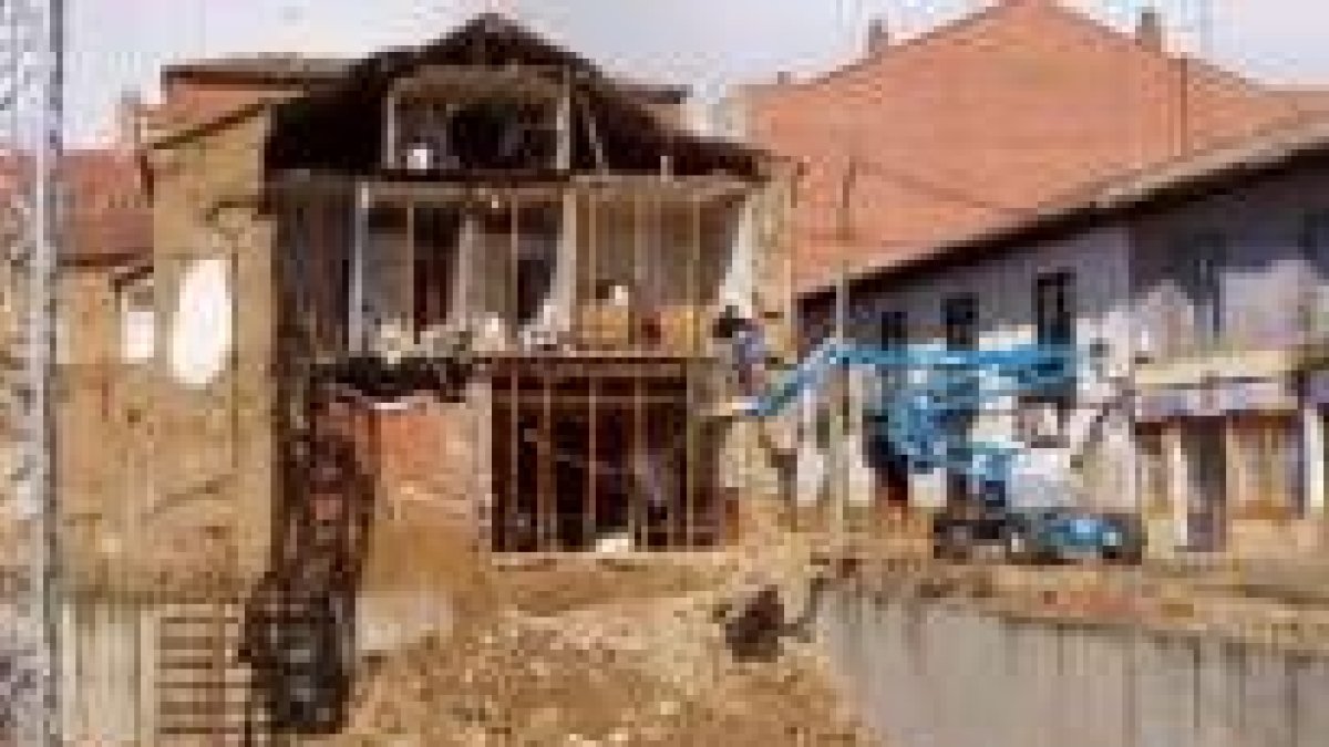 Varios trabajadores apuntalan el interior y la fachada del edificio que sufrió el derrumbe