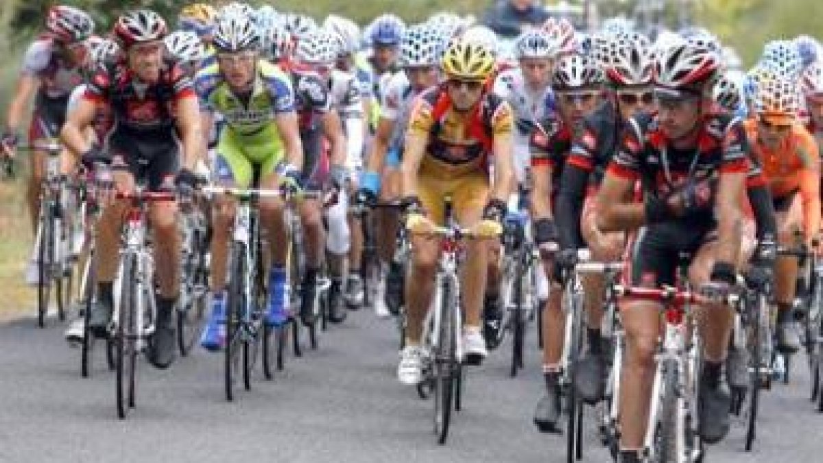 El líder, Alejandro Valverde, en medio del pelotón.