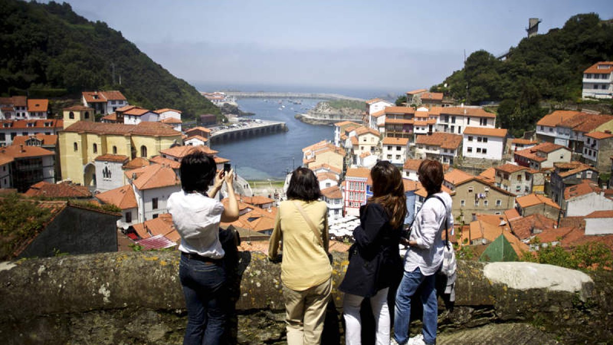 Vista panorámica de Cudillero, concejo del Principado de Asturias famoso por su puerto pesquero y su palacio.
