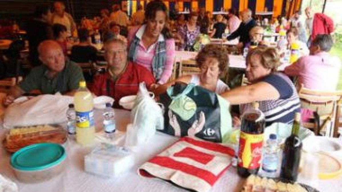 La concejala Catalina Díaz, en el centro, acompañó a los mayores en los huertos.