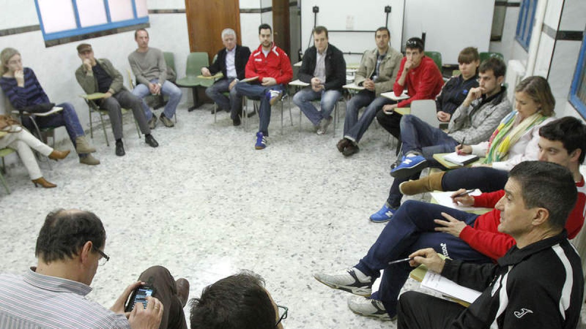 Los miembros de SOS Ademar en su reunión de ayer.