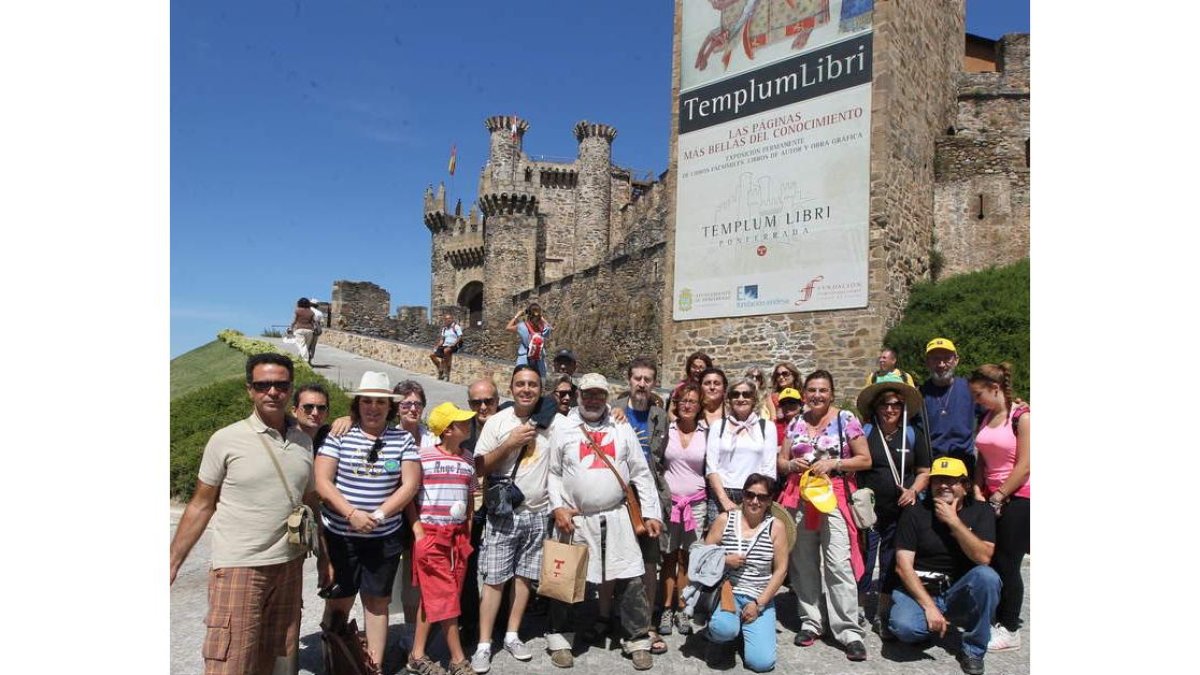 Los miembros de la asociación granadina, en el Castillo.