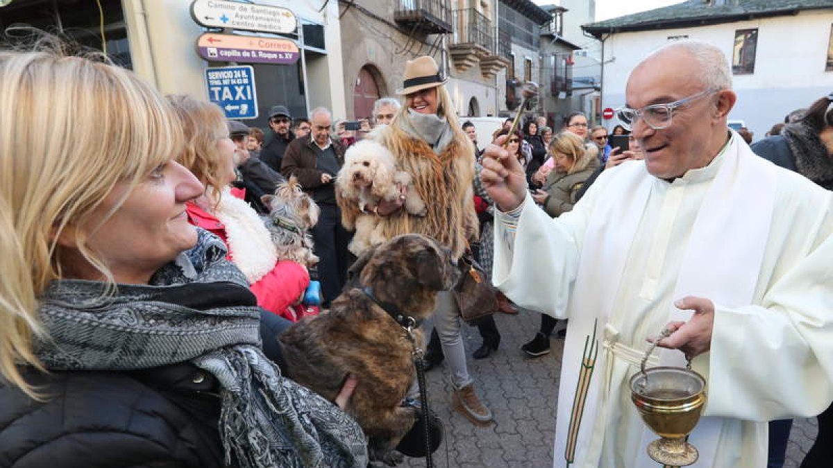 En la Rosaleda, en la parroquia del Buen Pastor, también hubo un acto. DL