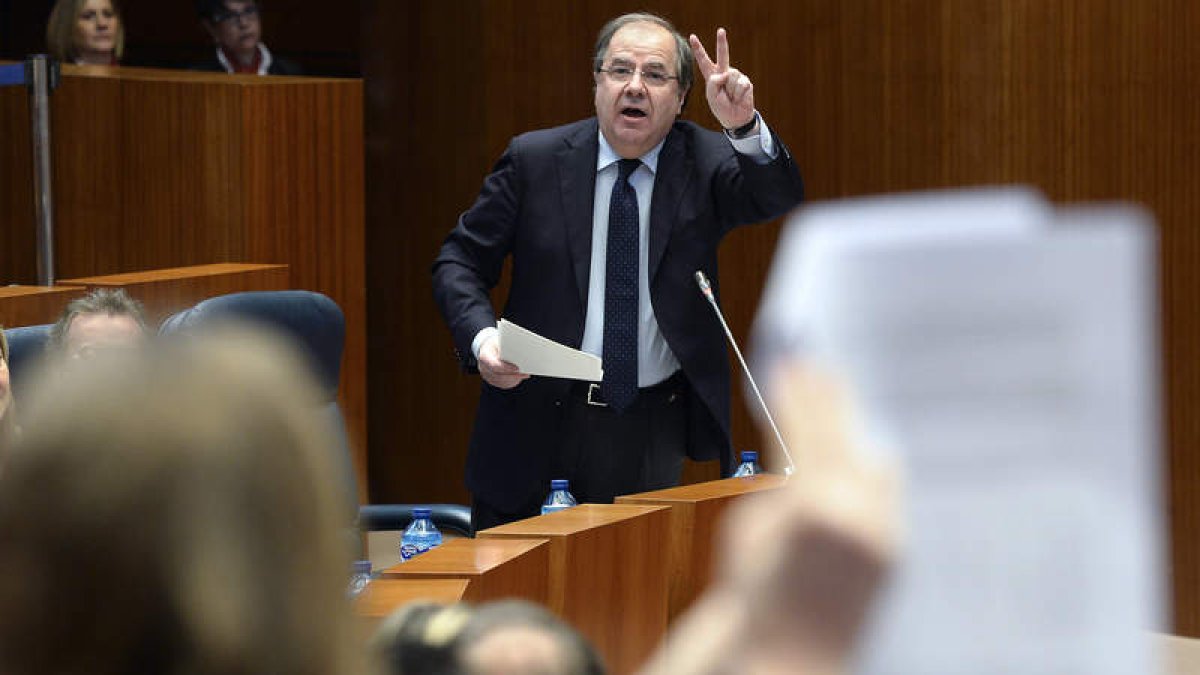 El presidente de la Junta, Juan Vicente Herrera, durante el pleno celebrado ayer. NACHO GALLEGO