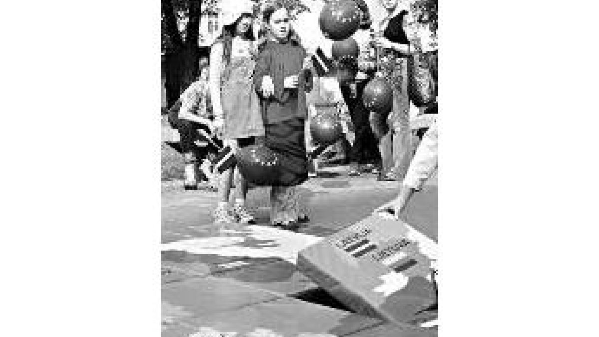 Unos niños celebran el ingreso de Letonia en la UE