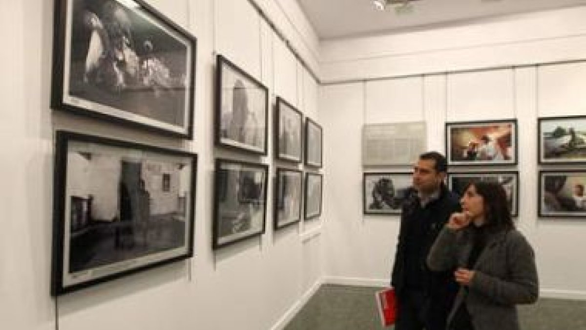 María Díaz explicó a Cortés algunas de las imágenes que componen la exposición.