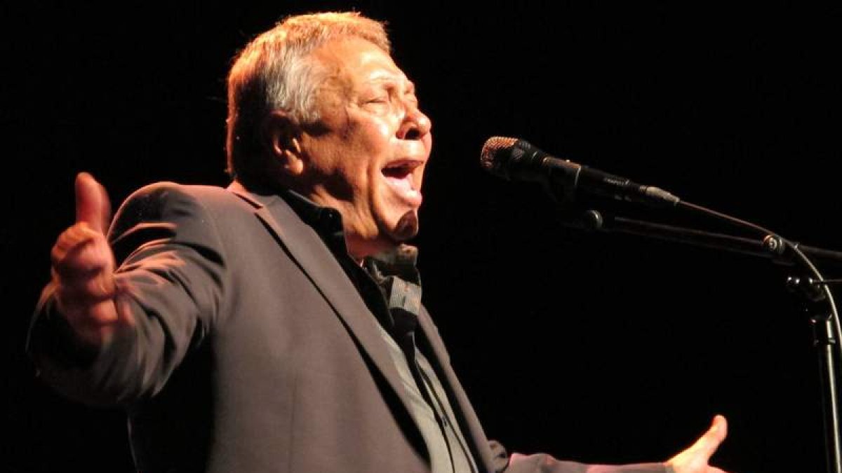 El cantante catalán Moncho, conocido como ‘el rey del bolero’, durante un concierto