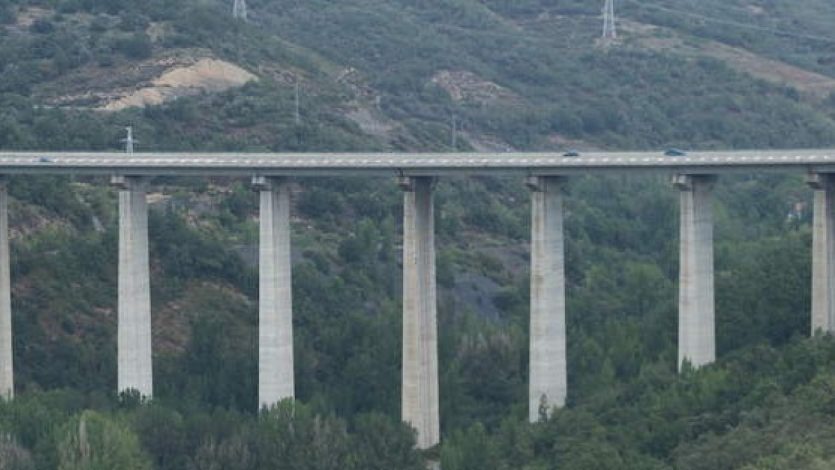 Vista general del viaducto de Tremor en la autovía del Noroeste