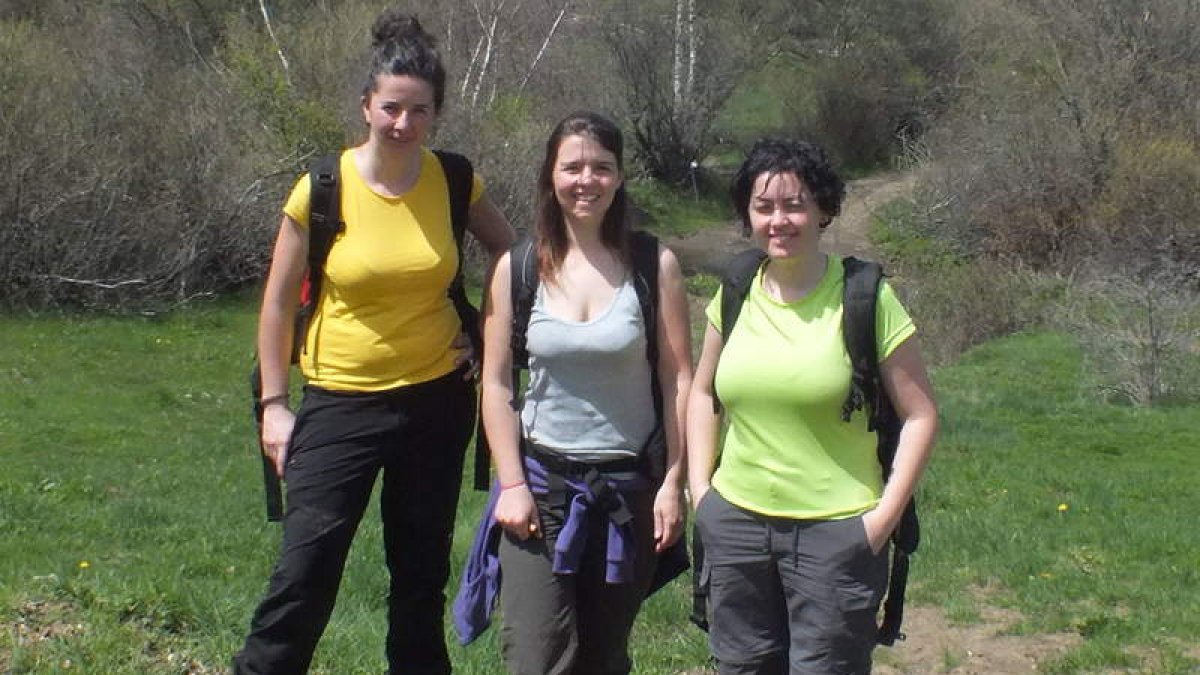 Tania Trinidad Enrique, Silvia Bayón Lamela y Marta Campo Tascón con una muestra de las setas que comercializan.