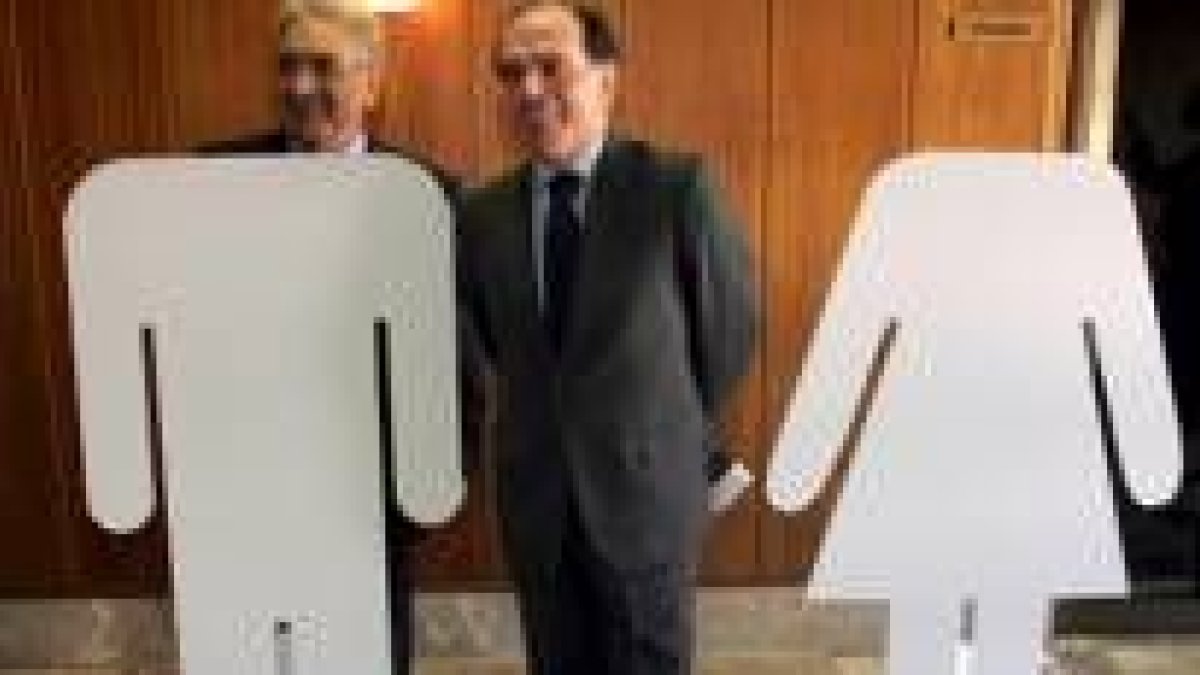 Pedro Puente y el consejero de Economía y Empleo, Tomás Villanueva, antes de presentar los datos