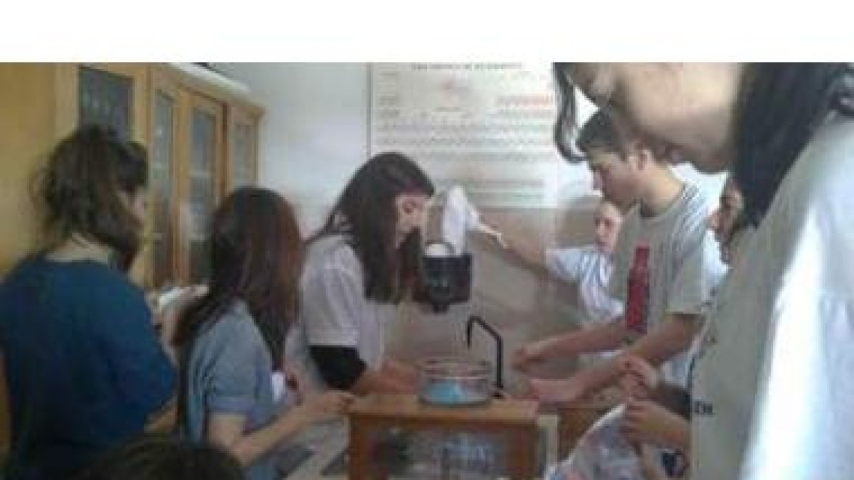 Alumnos de bachillerato realizan las practicas de química en el laboratorio.
