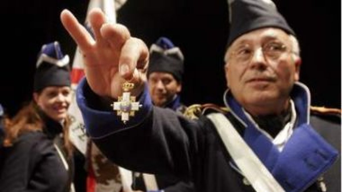 Un miembro de las asociaciones organizadoras mostraba ayer una de las medallas de la época
