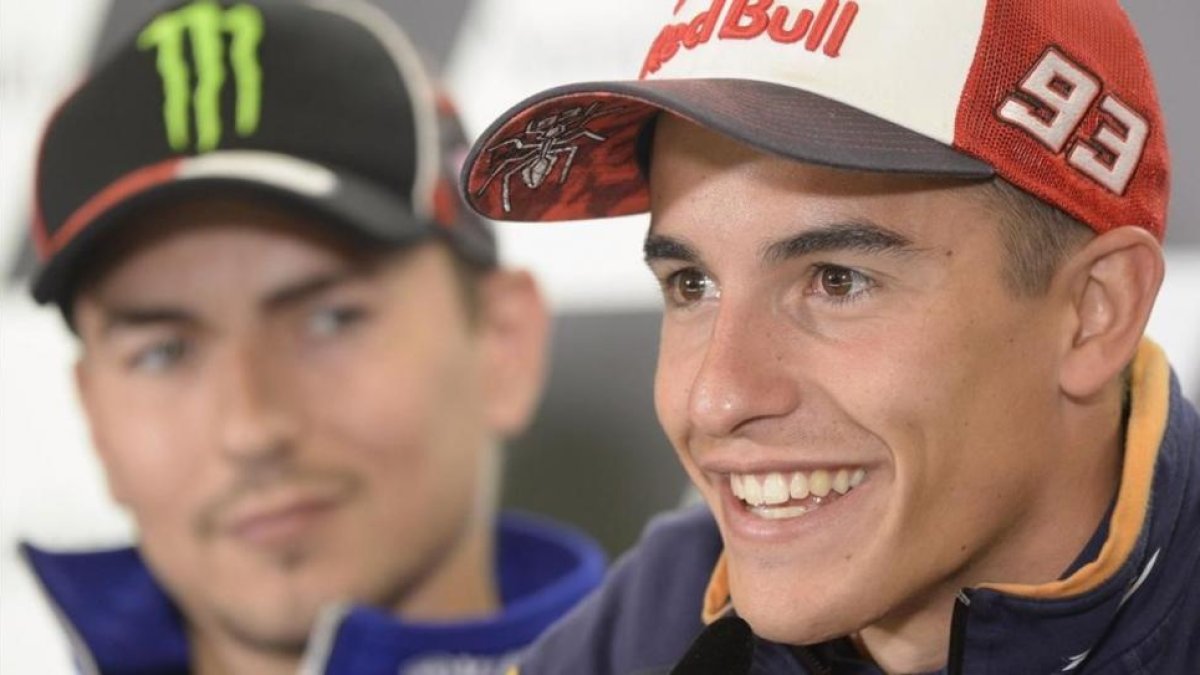 Marc Márquez habla mientras es observado por Jorge Lorenzo en el circuito austriaco de Spielberg.