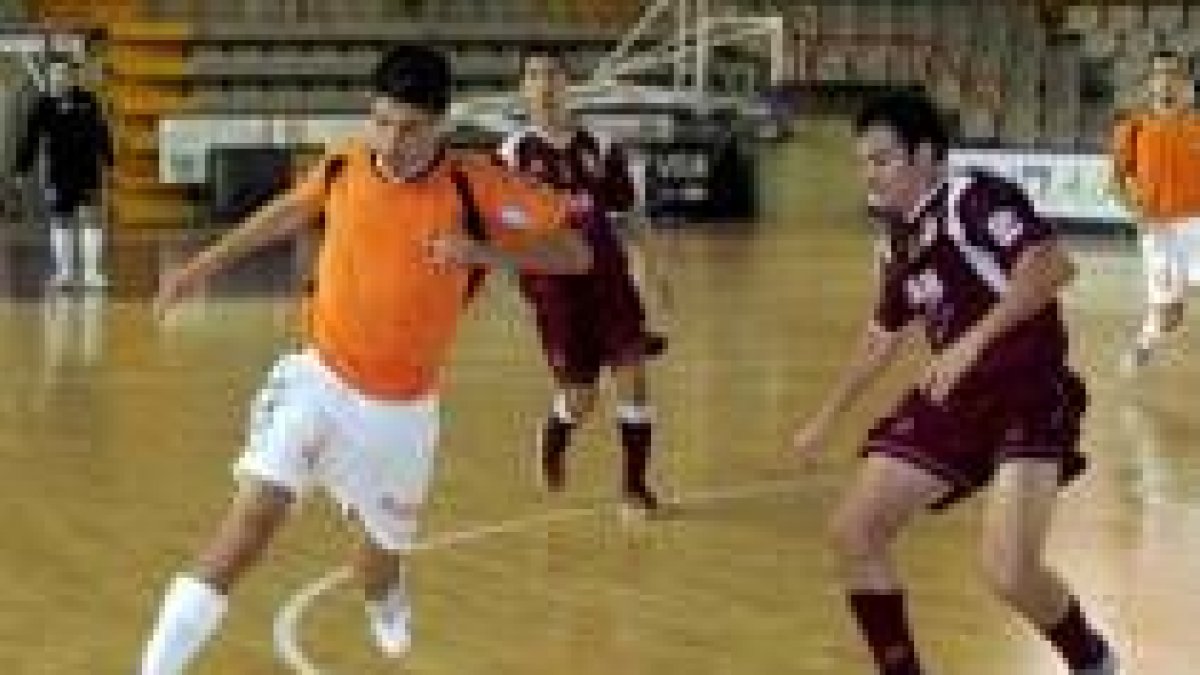Fer, a la derecha, intenta frenar el avance de un jugador madrileño
