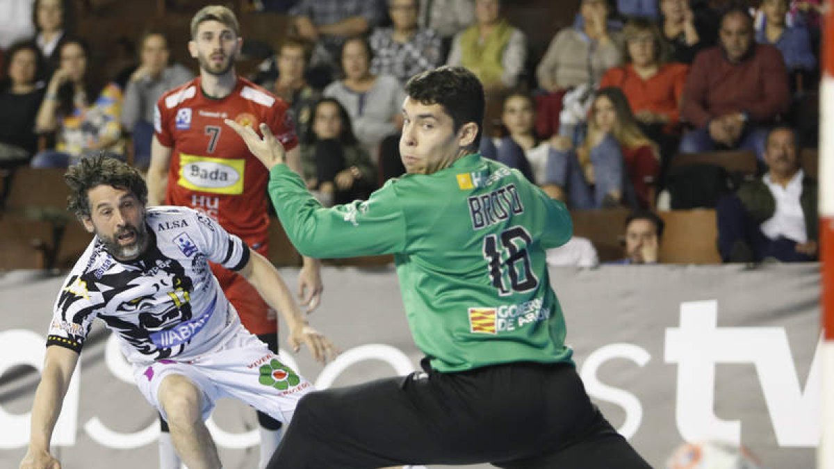 Juanín bate desde el extremo al portero del Huesca durante el partido del pasado sábado en el Palacio. JESÚS F. SALVADORES