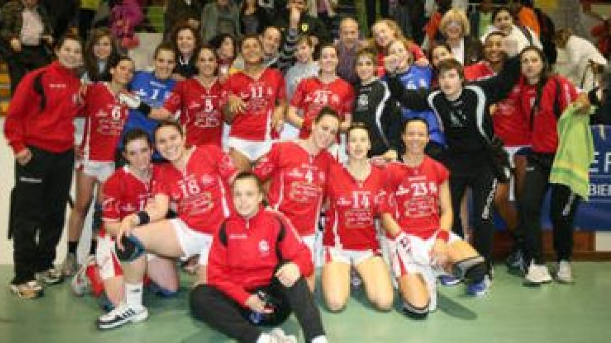 Todo el equipo leonés posa feliz en familia al final del partido con la sonrisa y la satisfacción de
