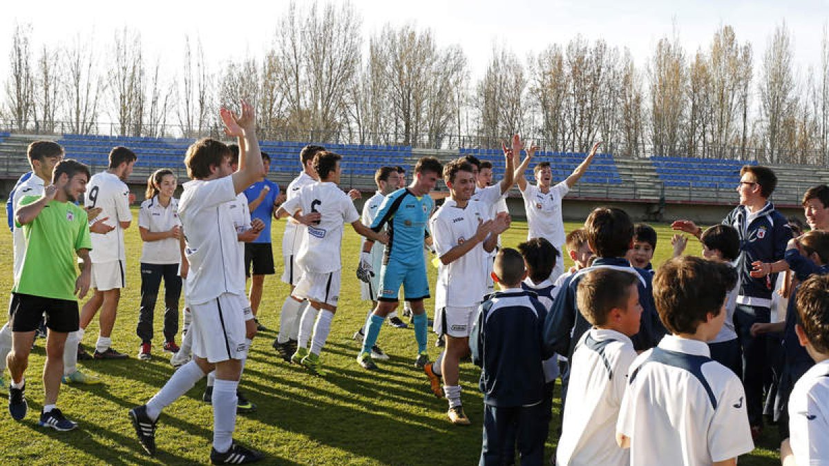 Los jugadores peñistas celebran una victoria que les da la permanencia en la categoría. F. OTERO