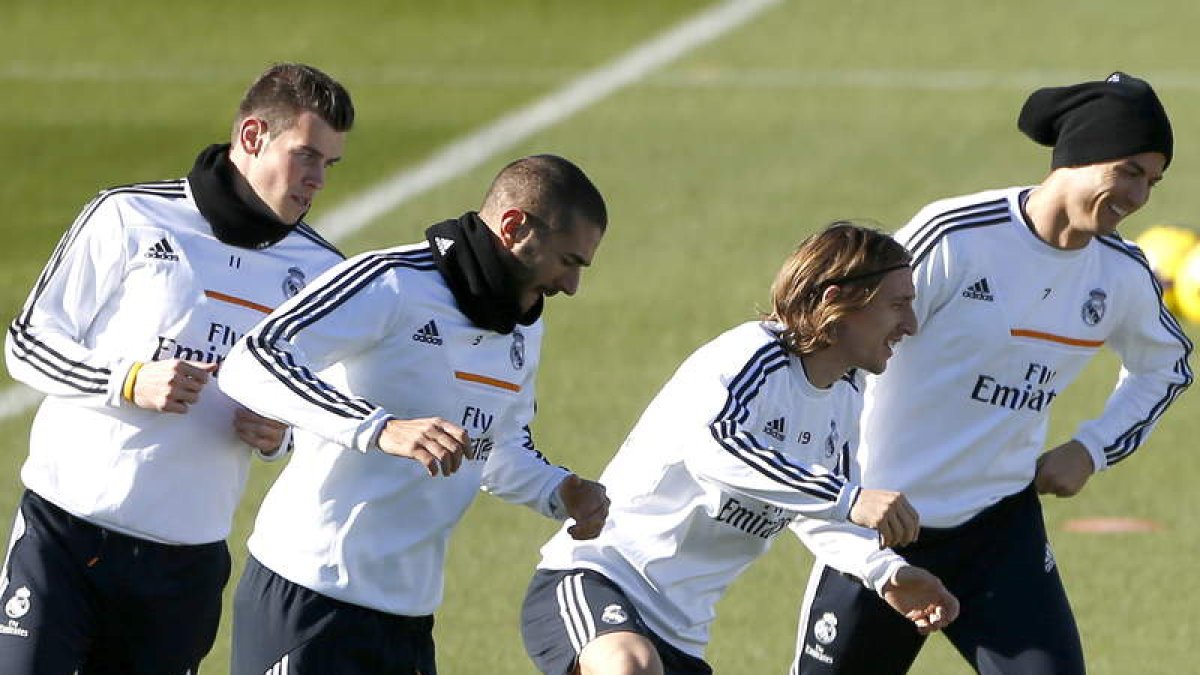 Bale, Benzema, Modric y Ronaldo, de izquierda a derecha, durante el entrenamiento de ayer.